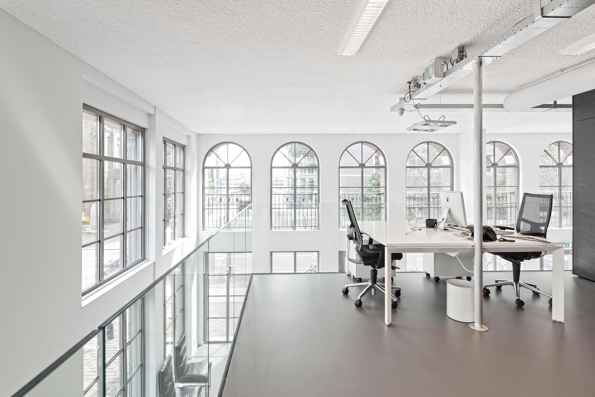 Acospray DC3 akoestisch spuitwerk aangebracht in industrieel kantoor met atrium door Acosorb